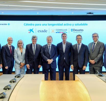 De izquierda a derecha: Juan José Etxeberria, rector de la Universidad de Deusto; Javier Valle, consejero director general de VidaCaixa; Mar Vila, vicedecana de la Business School; Josep Maria Coronas, director general de Fundación “la Caixa”; Tomás Muniesa, presidente de CaixaBank; Jaume Guardiola, presidente del Patronato de la Fundción Esade; Jaume Masana, director de negocio de CaixaBank ; Antonio Allende SJ, rector de la Universidad Pontifica Comillas; y Sergi Loughney, director general adjunto de Asuntos Corporativos de Fundación “la Caixa” escenifican el acuerdo.