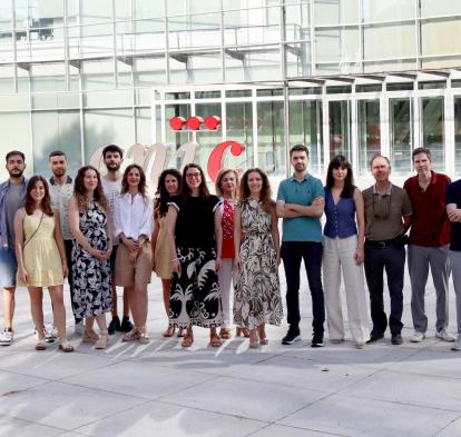 D'esquerra a dreta: Iván Fernández-López, Diego Mañanes, Ana Redondo-Urzainqui, Miguel Galán, Sarai Martínez-Cano, Marcos Femenía-Muiña, Vanessa Núñez, Eleftheria Papaioannou, Alessia Ferrarini, Coral Barbas, Annalaura Mastrangelo, Iñaki Robles-Vera, Vanesa Alonso-Herranz, Jesús Vázquez, David Sancho, Juan Antonio López i Rafael Barrero-Rodríguez