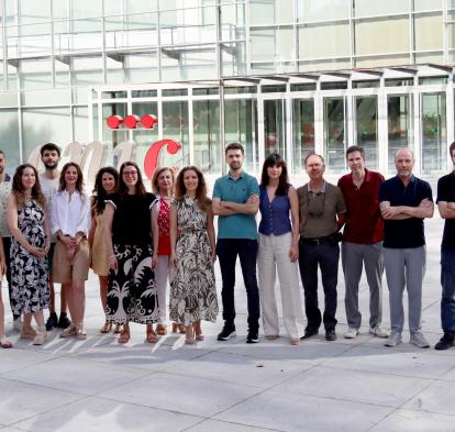 De izquierda a derecha: Iván Fernández-López, Diego Mañanes, Ana Redondo-Urzainqui, Miguel Galán, Sarai Martínez-Cano, Marcos Femenía-Muiña, Vanessa Núñez, Eleftheria Papaioannou, Alessia Ferrarini, Coral Barbas, Annalaura Mastrangelo, Iñaki Robles-Vera, Vanesa Alonso-Herranz, Jesús Vázquez, David Sancho, Juan Antonio López y Rafael Barrero-Rodríguez