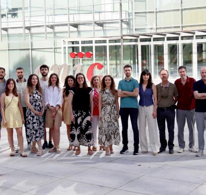 De izquierda a derecha: Iván Fernández-López, Diego Mañanes, Ana Redondo-Urzainqui, Miguel Galán, Sarai Martínez-Cano, Marcos Femenía-Muiña, Vanessa Núñez, Eleftheria Papaioannou, Alessia Ferrarini, Coral Barbas, Annalaura Mastrangelo, Iñaki Robles-Vera, Vanesa Alonso-Herranz, Jesús Vázquez, David Sancho, Juan Antonio López y Rafael Barrero-Rodríguez