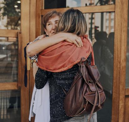 El posgrado en Atención a Personas en Situación de Soledad está dirigido a profesionales de cualquier ámbito que trabajen con personas mayores y ofrecen una mirada profunda sobre la soledad.