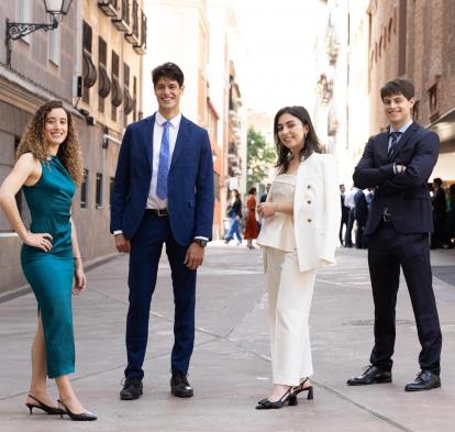De izda. a dcha. Júlia Laguna, Albert Gimó, Belén Luengo y Gonzalo Plaza cursarán estudios de posgrado en el extranjero, todos ellos relacionados con el desarrollo de la inteligencia artificial. 