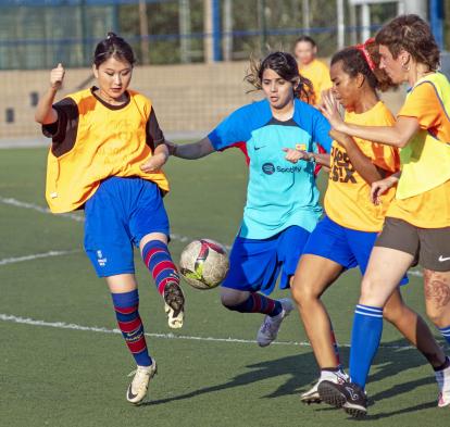 Jugadores de l'equip de dones refugiades de l'Associació Esportiva Ramassà durant un partit a l'entrenament setmanal.