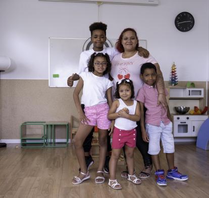Estefanía Villalba con sus hijos Daenery, Chloé, Evy y Félix.