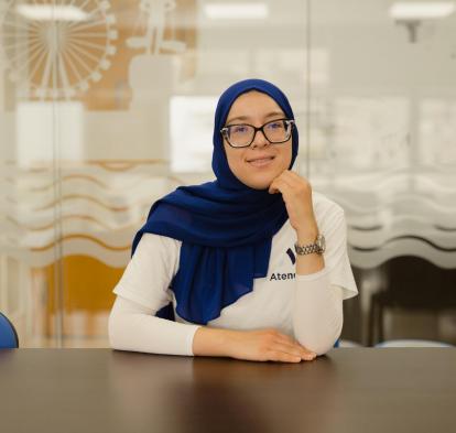 Retrat de Yousra Jellam, usuària de CODENAF que actualment treballa a Atende.