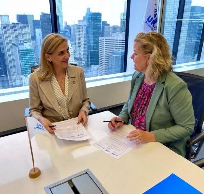 HRH Infanta Cristina, Director of the International Area of ​​the "la Caixa" Foundation, and Kelly T. Clements, Deputy High Commissioner of UNHCR, during the signing of the agreement between the two organizations at the United Nations Headquarters in New York.