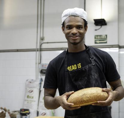 Djogo Barri works at the Panic bakery thanks to the Incorpora programme of the ”la Caixa” Foundation.