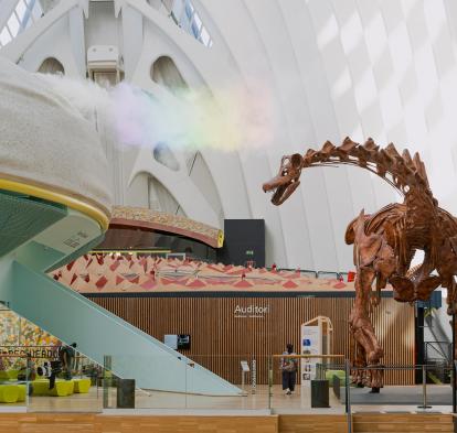 Vista general del Patagotitan Mayorum en la plaza Ágora de CaixaForum València.