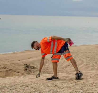 Durant la seva jornada laboral, l'Enric es dedica a netejar el passeig marítim de Pineda de Mar ia mantenir la platja lliure d'escombraries.