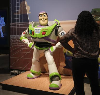 Una visitante posa junto a Buzzlightyear en la exposición de CaixaForum Sevilla. 