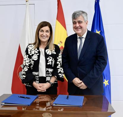 De derecha a izquierda: la presidenta de Cantabria, María José Sáenz de Buruaga, y el director general de la Fundación ”la Caixa”, Josep Maria Coronas.