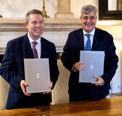 De izquierda a derecha: el presidente de la Junta de Comunidades de Castilla-La Mancha, Emiliano García-Page, y el director general de la Fundación ”la Caixa”, Josep Maria Coronas firmando el acuerdo marco que contempla la colaboración entre ambas instituciones.