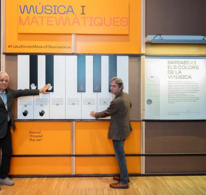 Carlos Calderón i Álvaro Borrás, a l'entrada de l'exposició a CaixaForum València.