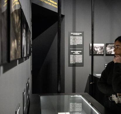 Una mujer en la muestra «Berlanga. Cine, vida y humor» en CaixaForum Zaragoza. 