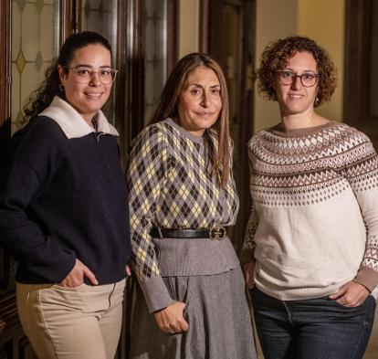 A esquerra i dreta: Marta Gutiérrez i Elisa Sanz, psicòlogues del programa per a l'Atenció a Persones amb Malalties Avançades de la Fundació “la Caixa”. Al centre: Ana García Jorodovich, usuària del programa.