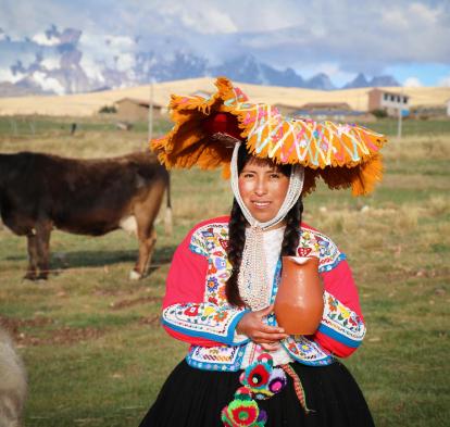 Bertha, emprendedora de la comunidad de Rodeana, promotora de la ruta de la leche, invita a los visitantes a degustar los derivados lácteos y la leche fresca de vaca. Además, pueden disfrutar de una tabla de quesos y compartir momentos agradables con su familia.