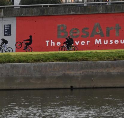 Mural del BesArt. The River Museum a Santa Coloma de Gramenet.