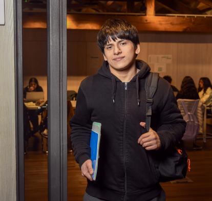 Facundo Alexander García, usuario del programa CaixaProinfancia de la Fundación ”la Caixa”, saliendo de una de las aulas de la Fundación de la Esperanza.