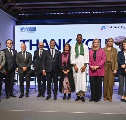 Foto de familia del "Diálogo para la innovación humanitaria: alianzas estratégicas para proteger y transformar el futuro de los refugiados" celebrado hoy en el Palau Macaya de la Fundación "la Caixa".