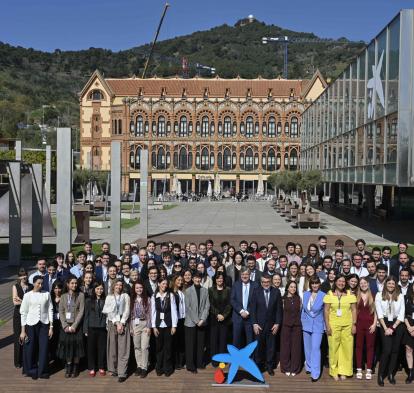 Foto de familia en el acto de entrega de becas de doctorado y posdoctorado de la Fundación ”la Caixa”, celebrado en el Museo de la Ciencia CosmoCaixa.