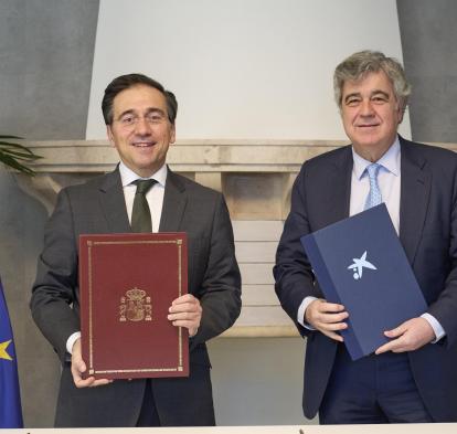 El ministro de Asuntos Exteriores, Unión Europea y Cooperación, José Manuel Albares, y el director general de la Fundación ”la Caixa”, Josep Maria Coronas.