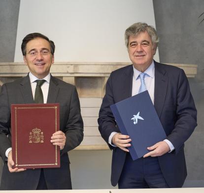 El ministro de Asuntos Exteriores, Unión Europea y Cooperación, José Manuel Albares, y el director general de la Fundación ”la Caixa”, Josep Maria Coronas.