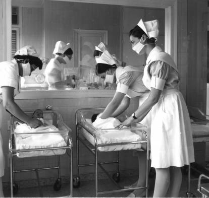 Escola d'Infermeria de Santa Madrona. Infermeres fent pràctiques a la clínica Maternal de l'Institut de la Dona que Treballa. 1969.