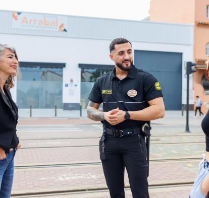 Sonia Roa hablando con Iván Nieto y Noelia Pérez. 