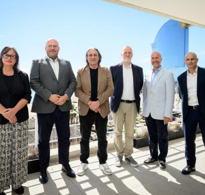 Foto de família amb els organitzadors. D’esquerra a dreta: Marta Vallejo, directora de l’Àrea de Territori i Centres de la Fundació ”la Caixa”; Víctor Medem, director de L’Auditori; Xavier Marcé, regidor de Cultura i Indústries Creatives de l’Ajuntament de Barcelona; Joan Oller, director general del Palau de la Música Catalana; Víctor García de Gomar, director artístic del Gran Teatre del Liceu i David Pino, director del Port Vell.