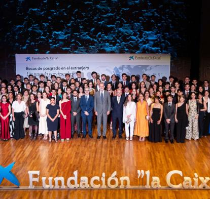 Family photo of the fellowship recipients of the ”la Caixa” Foundation Postgraduate Fellowship Programme.
