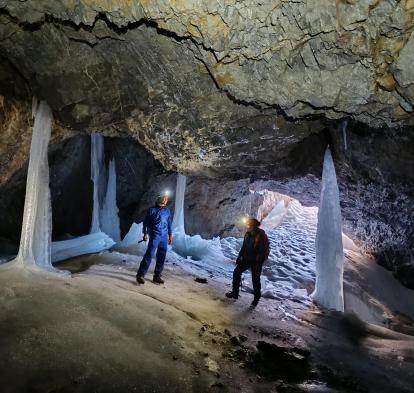 Investigadores del Instituto Pirenaico de Ecología explorando cuevas heladas en el macizo del Monte Perdido.
