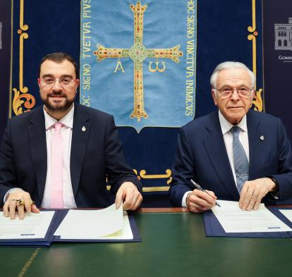 El presidente del Principado de Asturias, Adrián Barbón y el presidente de la Fundación ”la Caixa”, Isidro Fainé, en el acto de firma del convenio marco.