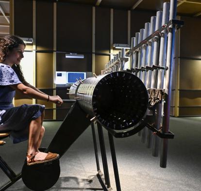 La composing machine funciona de forma similar a un orguenet.