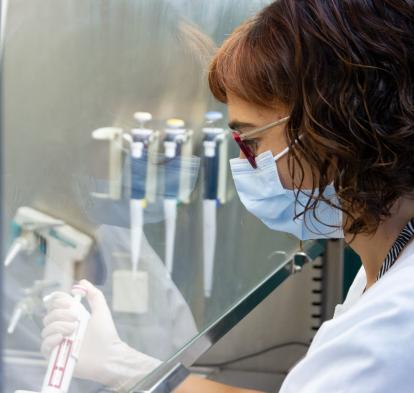 Mari Carmen Puertas, al laboratori d'IrsiCaixa.