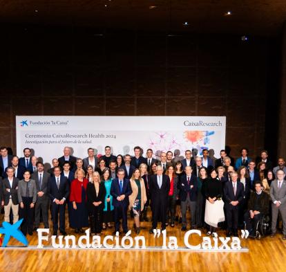 Foto de familia de representantes de la Fundación "la Caixa" junto a los investigadores e investigadoras seleccionados en la convocatoria CaixaResearch de Investigación en Salud 2024.