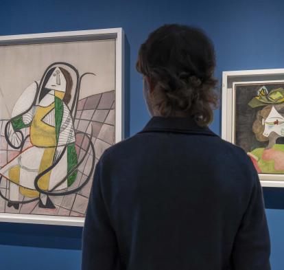 Una visitante observando dos obras de la exposición «Arte y naturaleza. Un siglo de biomorfismo».