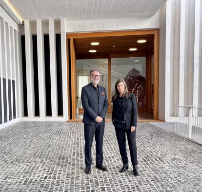 Santiago Cambero, delegado en Extremadura de la Fundación ”la Caixa”, y  Sandra Guimarães, directora del Museo Helga de Alvear.