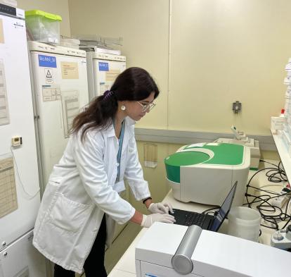 Irene González, investigadora de IrsiCaixa, con la máquina de reservorio.