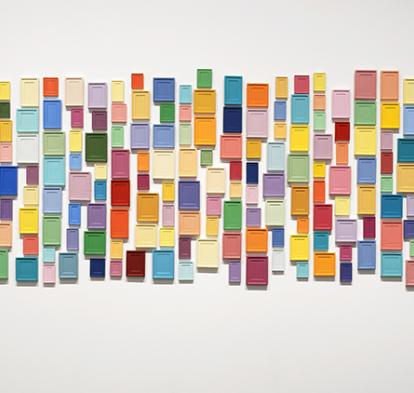 Allan McCollum (1944). Collection of Two Hundred and Sixteen Plaster Surrogates, 1987-1988 Painted plaster 175 x 508 cm.