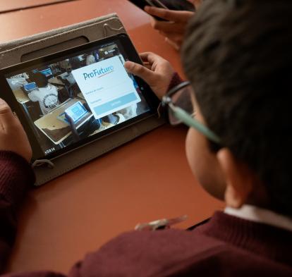 Un estudiante con una tableta.