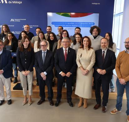 Foto institucional durante el acto de renovación del compromiso social entre Diputación Málaga y Fundación ”la Caixa”.