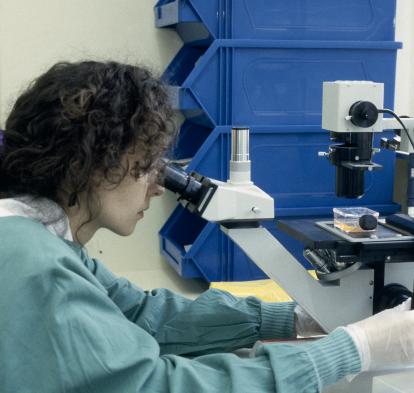 Una investigadora en las instalaciones de IrsiCaixa en una foto de archivo.
