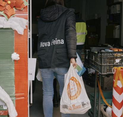 Trabajadores de entidades de la zona durante la distribución de recursos a la población afectada por la DANA en Valencia.