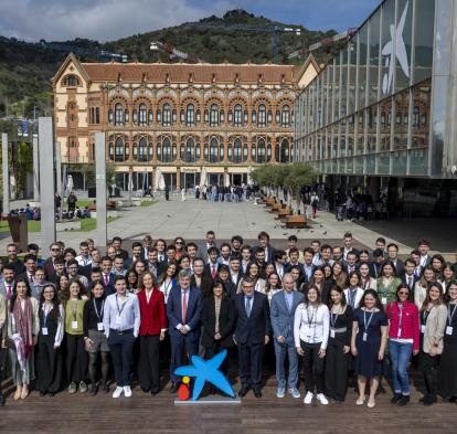 Foto de familia de la entrega de becas en el Museo de la Ciencia CosmoCaixa.