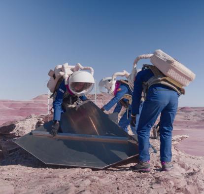 Tripulantes de Hypatia II instalan un triedro en el desierto.