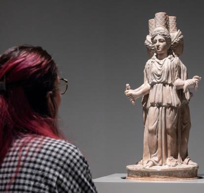 Una visitante admira una de las obras de la exposición «Veneradas y temidas. El poder femenino en el arte y las creencias».