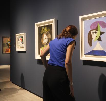 Dos visitantes admiran algunos de los cuadros de la exposición «Arte y naturaleza. Un siglo de biomorfismo» en CaixaForum Sevilla.