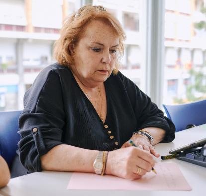 Una persona mayor participando en uno de los talleres de escritura creativa