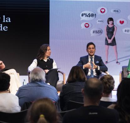 Los ponentes durante su intervención en la conferencia '¿Cómo afrontar la violencia digital de género?'