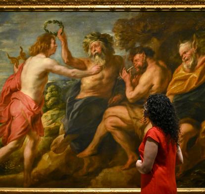 Una mujer observa una de las obras de Rubens expuesta en CaixaForum Barcelona.